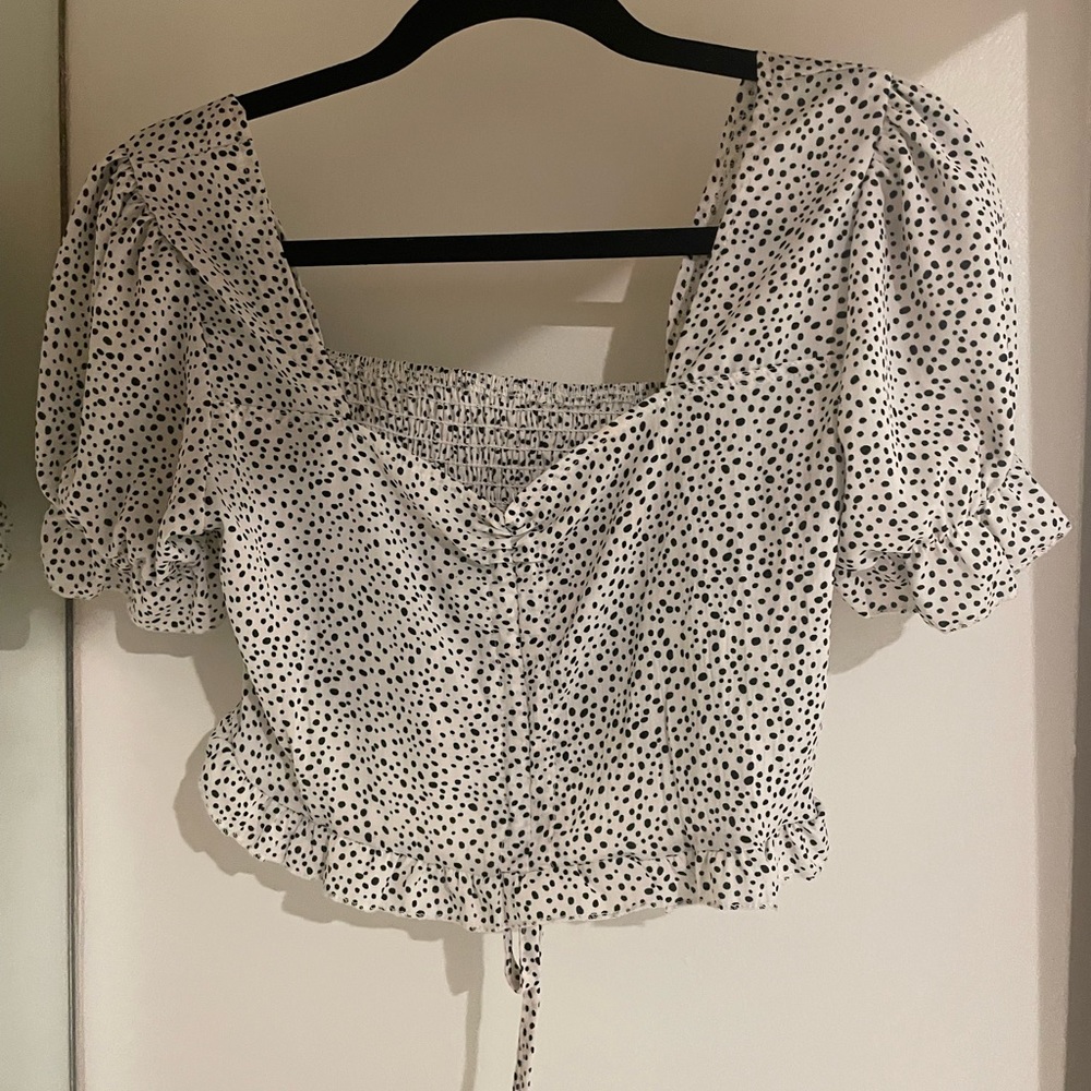 Black and white polka dot puff sleeve crop top